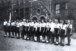 Drużyna harcerek przed I L.O. w Szczecinie, 1945